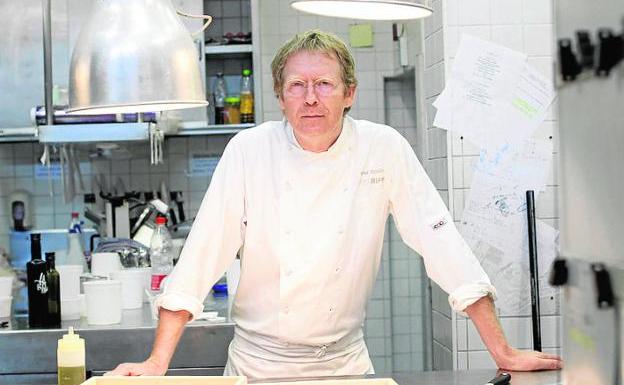 El chef alemán afincado en Valencia Bernd H. Knöller, en sus dominios de las cocinas del restaurante RiFF.