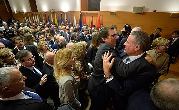 Imagen. Felicitaciones tras la toma de posesión de Bernabé en San Esteban, 