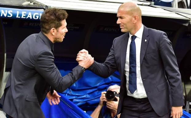 Simeone y Zidane se saludan antes de un partido de Champions el pasado curso. 