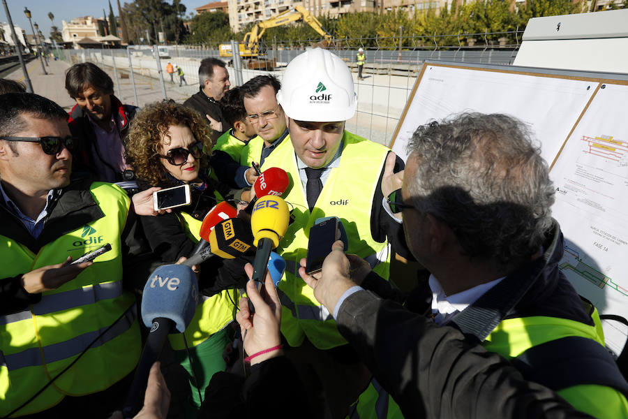 Adif confía en que los vecinos les dejen trabajar para culminar el proyecto; avanzarán a un ritmo de 5 metros diarios a una profundidad de 20 metros; esta noche llegarán los raíles de la vía provisional