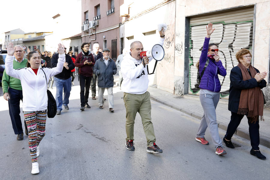 Adif confía en que los vecinos les dejen trabajar para culminar el proyecto; avanzarán a un ritmo de 5 metros diarios a una profundidad de 20 metros; esta noche llegarán los raíles de la vía provisional