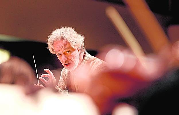 Ignacio Yepes, ayer, durante un ensayo con la Orquesta Sinfónica de la Región.