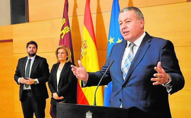 López Miras, Fátima Báñez y Francisco Bernabé, en la toma de posesión de este como delegado del Gobierno, en el palacio de San Esteban.