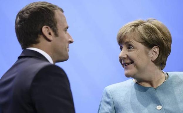 El presidente francés, Emmanuel Macron y la canciller alemana, Angela Merkel. 