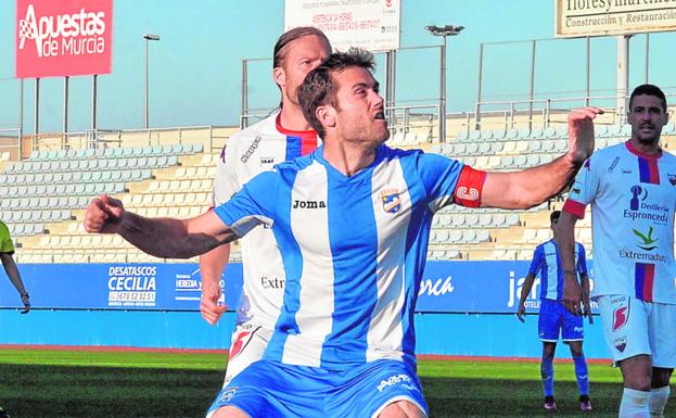 Juan Pedro Pina, en un choque con el Lorca FC.