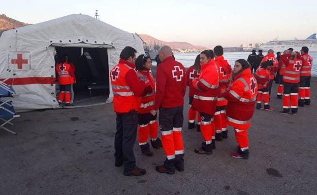 Cruz Roja ha preparado un dispositivo especial en el muelle de La Curra