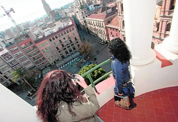 Espectacular vista de la plaza de Santo Domingo desde la terraza de la Casa Cerdá, que unos visitantes captan con sus móviles.