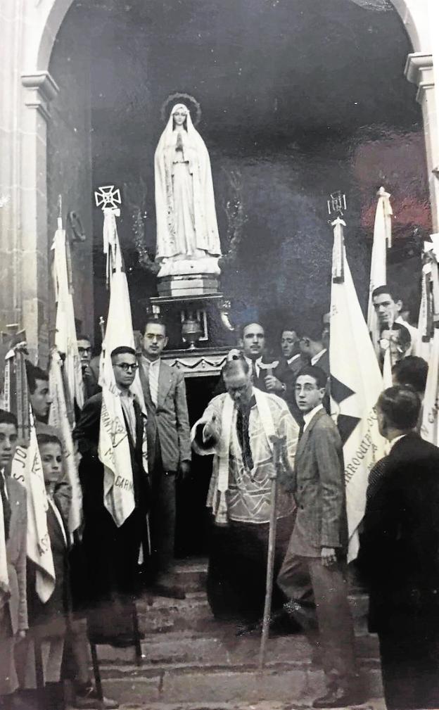 Histórica. La Virgen de Fátima, bajo el dintel de la puerta principal de San Pedro, al inicio de la 'Ruta'. 