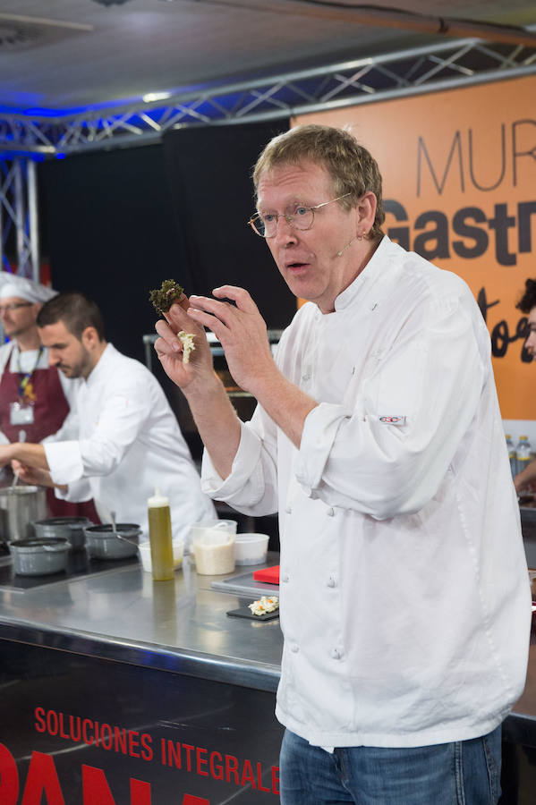 El chef Bernd H. Knöller cierra la tercera jornada de ponencias en Murcia Gastronómica con una exposición magistral de arroces valencianos.