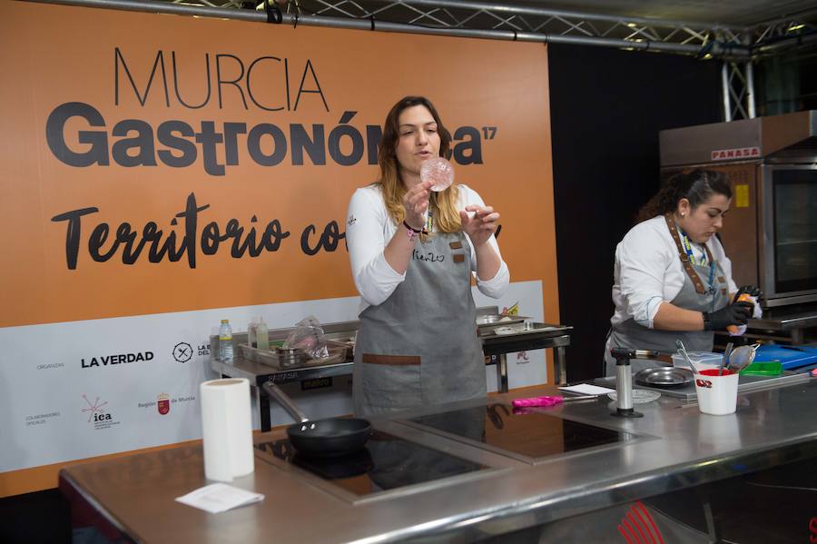 La chef María José Martínez, del restaurante Lienzo, imprime aires mediterráneos a sus creaciones en la sala de ponencias del congreso