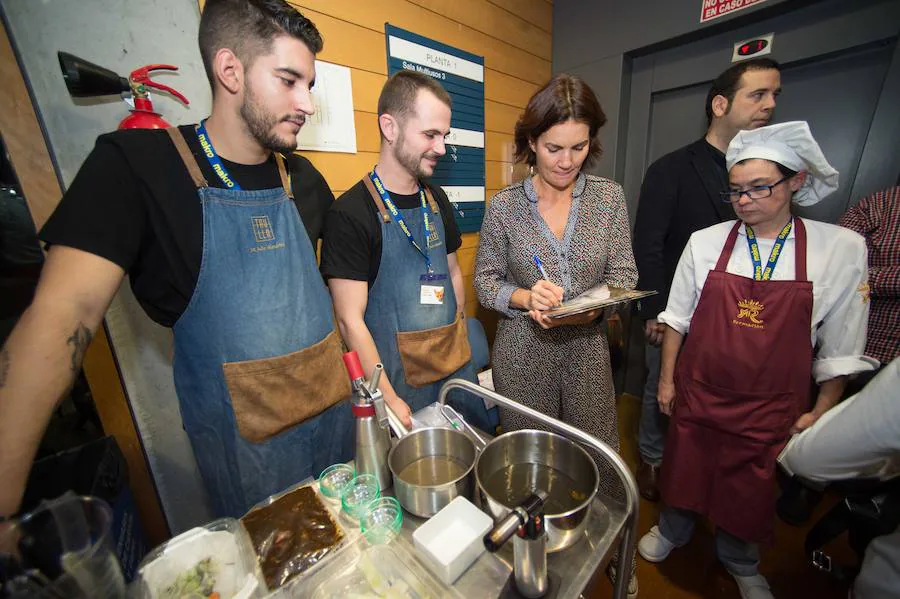 La conocida juez de 'MasterChef', Samantha Vallejo-Nájera, comparte su amplia experiencia de catering en una la sala de ponencias abarrotada del congreso organizado por 'La Verdad'