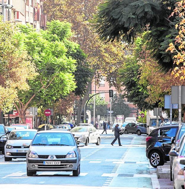 Tráfico rodado, en la calle Juan Fernández.
