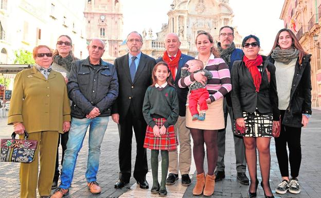 Miembros de la UTE con el edil Roque Ortiz y ganadores de los bonos anuales, ayer.