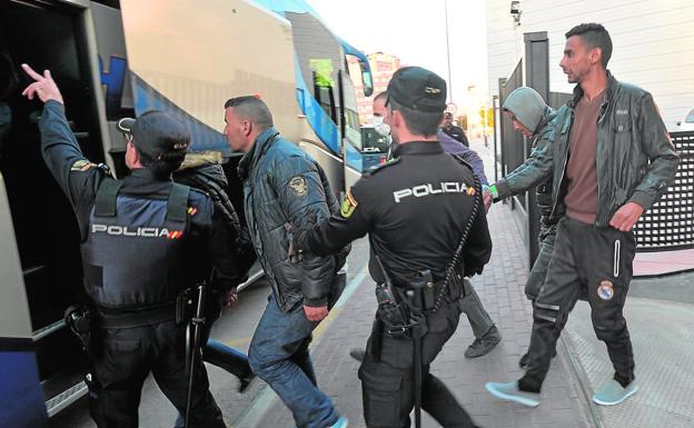 Un grupo de inmigrantes, ayer, a su salida de la comisaría de Lorca para ser trasladados a Málaga.
