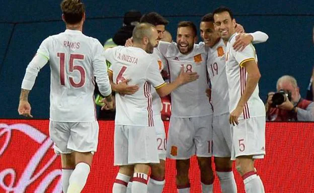 Jordi Alba celebra un gol con España