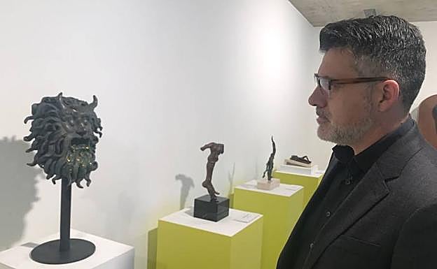 Juan Antonio Lorca, observando una de las esculturas de Dalí.