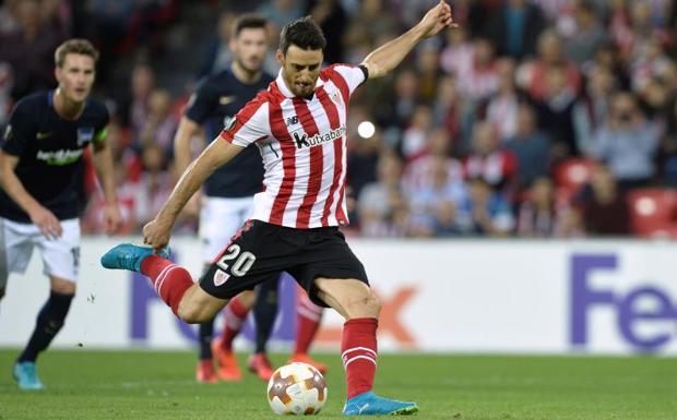 Aduriz remata a puerta. 