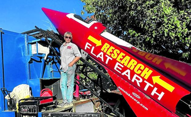 Mad Mike Hughes, junto al cohete que ha construido en su garaje. 