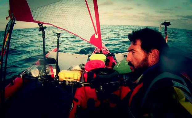 Quico Taronjí, a bordo de su kayak trimarán durante su aventura navegando en solitario por el Mediterráneo.