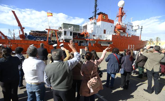 Familiares y amigos de la tripulación despiden al Hespérides en Cartagena.