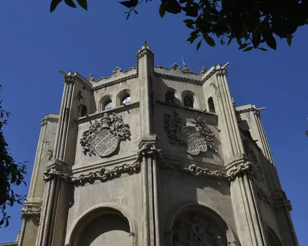 Exterior de la capilla de Los Vélez (s. XV), en la Catedral, con la legendaria cadena tallada en piedra. 