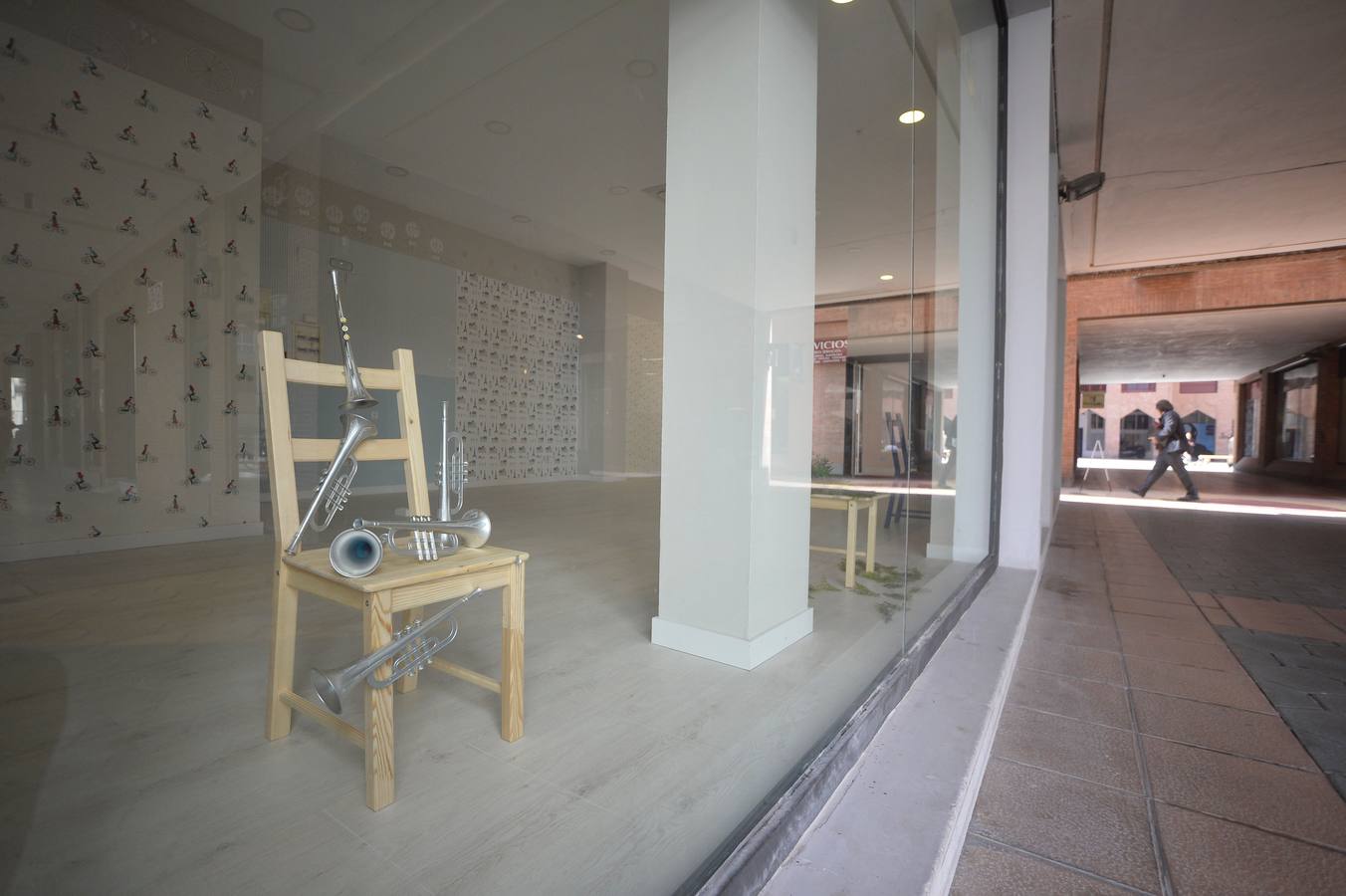 Un bodegón con muñecos dorados articulados, unas pajareras llenas de cascabeles o un montón de neumáticos decorados con plantas enredaderas son algunas de las propuestas de la arquitecta Helia San Nicolás que ha reconvertido los escaparates de siete comercios de la ciudad