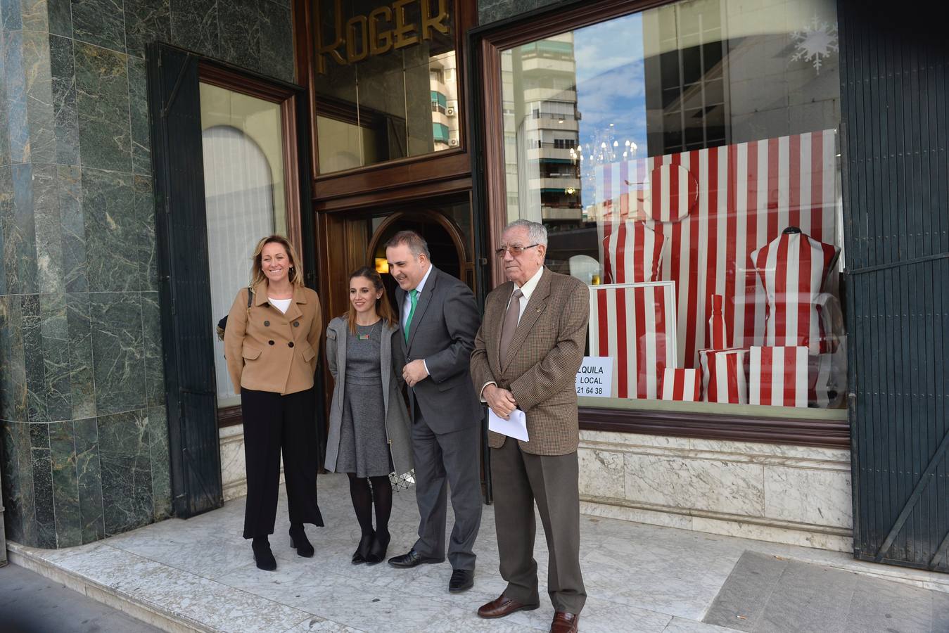 Un bodegón con muñecos dorados articulados, unas pajareras llenas de cascabeles o un montón de neumáticos decorados con plantas enredaderas son algunas de las propuestas de la arquitecta Helia San Nicolás que ha reconvertido los escaparates de siete comercios de la ciudad