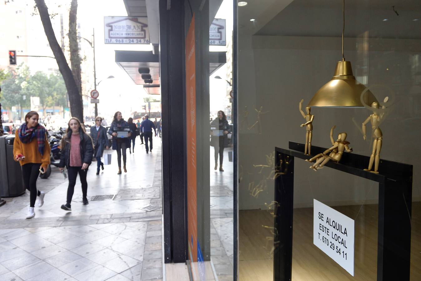 Un bodegón con muñecos dorados articulados, unas pajareras llenas de cascabeles o un montón de neumáticos decorados con plantas enredaderas son algunas de las propuestas de la arquitecta Helia San Nicolás que ha reconvertido los escaparates de siete comercios de la ciudad