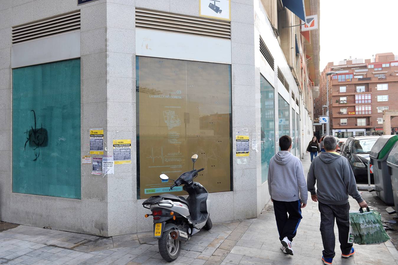 Un bodegón con muñecos dorados articulados, unas pajareras llenas de cascabeles o un montón de neumáticos decorados con plantas enredaderas son algunas de las propuestas de la arquitecta Helia San Nicolás que ha reconvertido los escaparates de siete comercios de la ciudad