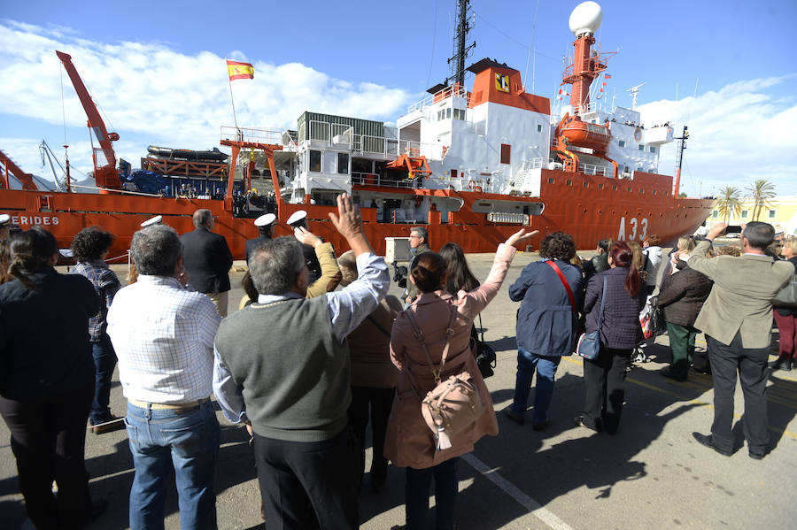 El buque de investigación oceanográfica 'Hespérides' zarpó este viernes desde el Arsenal Militar de Cartagena para emprender una campaña antártica, que se desarrollará hasta finales del próximo mes de mayo. Durante los próximos seis meses, será plataforma para tres proyectos de investigación y dará soporte técnico a otros catorce que realizarán científicos españoles en aguas australes, así como en las bases que España tiene en el continente helado.