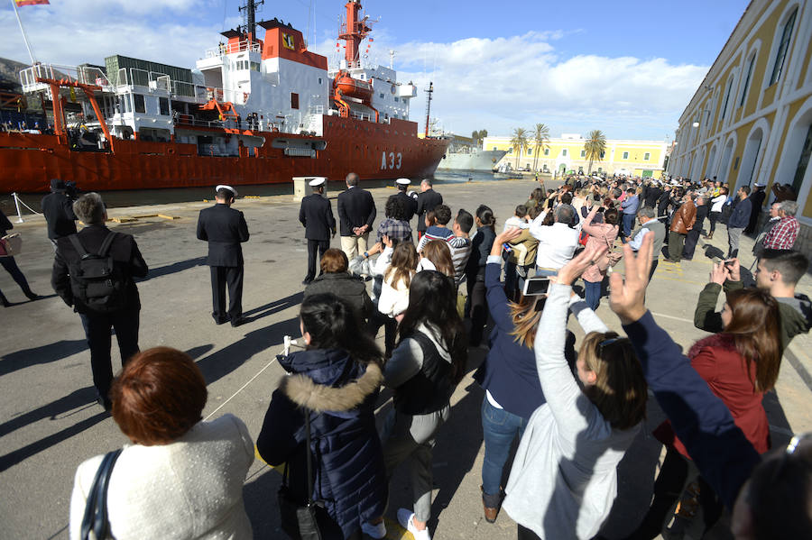 El buque de investigación oceanográfica 'Hespérides' zarpó este viernes desde el Arsenal Militar de Cartagena para emprender una campaña antártica, que se desarrollará hasta finales del próximo mes de mayo. Durante los próximos seis meses, será plataforma para tres proyectos de investigación y dará soporte técnico a otros catorce que realizarán científicos españoles en aguas australes, así como en las bases que España tiene en el continente helado.