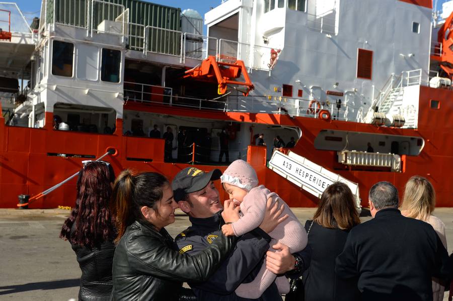 El buque de investigación oceanográfica 'Hespérides' zarpó este viernes desde el Arsenal Militar de Cartagena para emprender una campaña antártica, que se desarrollará hasta finales del próximo mes de mayo. Durante los próximos seis meses, será plataforma para tres proyectos de investigación y dará soporte técnico a otros catorce que realizarán científicos españoles en aguas australes, así como en las bases que España tiene en el continente helado.