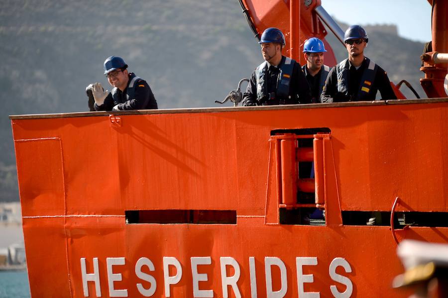El buque de investigación oceanográfica 'Hespérides' zarpó este viernes desde el Arsenal Militar de Cartagena para emprender una campaña antártica, que se desarrollará hasta finales del próximo mes de mayo. Durante los próximos seis meses, será plataforma para tres proyectos de investigación y dará soporte técnico a otros catorce que realizarán científicos españoles en aguas australes, así como en las bases que España tiene en el continente helado.