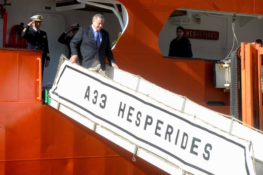 El buque de investigación oceanográfica 'Hespérides' zarpó este viernes desde el Arsenal Militar de Cartagena para emprender una campaña antártica, que se desarrollará hasta finales del próximo mes de mayo. Durante los próximos seis meses, será plataforma para tres proyectos de investigación y dará soporte técnico a otros catorce que realizarán científicos españoles en aguas australes, así como en las bases que España tiene en el continente helado.