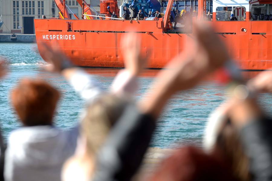 El buque de investigación oceanográfica 'Hespérides' zarpó este viernes desde el Arsenal Militar de Cartagena para emprender una campaña antártica, que se desarrollará hasta finales del próximo mes de mayo. Durante los próximos seis meses, será plataforma para tres proyectos de investigación y dará soporte técnico a otros catorce que realizarán científicos españoles en aguas australes, así como en las bases que España tiene en el continente helado.