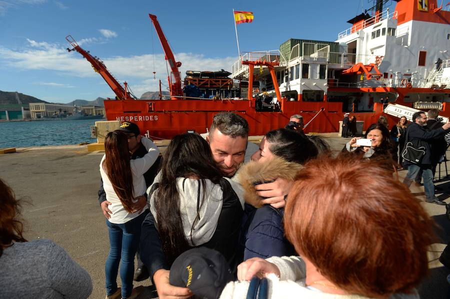 El buque de investigación oceanográfica 'Hespérides' zarpó este viernes desde el Arsenal Militar de Cartagena para emprender una campaña antártica, que se desarrollará hasta finales del próximo mes de mayo. Durante los próximos seis meses, será plataforma para tres proyectos de investigación y dará soporte técnico a otros catorce que realizarán científicos españoles en aguas australes, así como en las bases que España tiene en el continente helado.