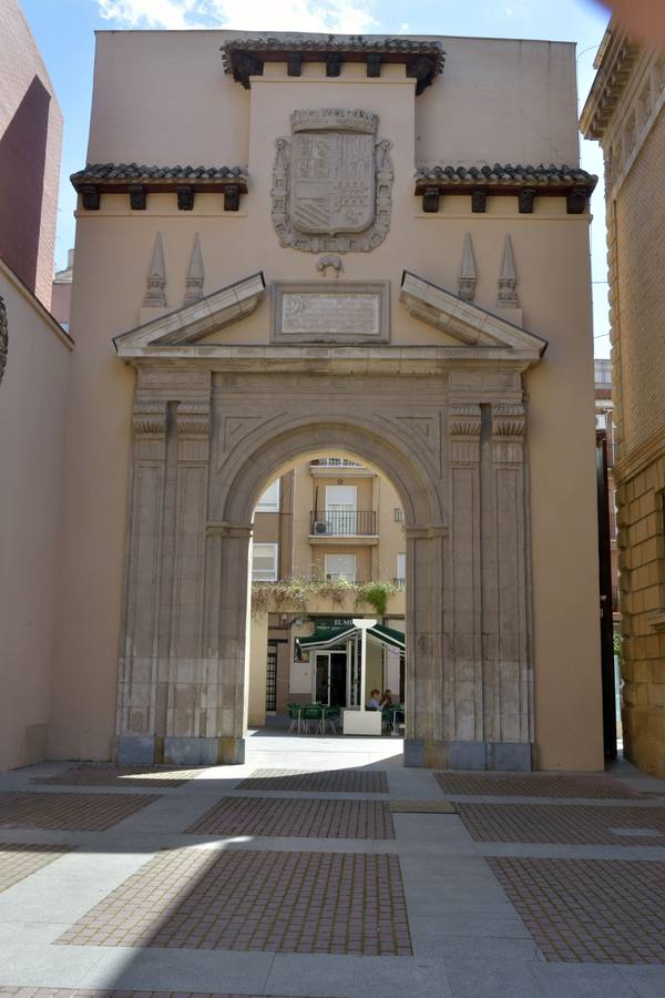 Portada y escudo del Palacio del Contraste de la Seda (s. XVII), que se conserva hoy en el Mubam y estuvo en la plaza de Santa Catalina hasta el siglo XX.