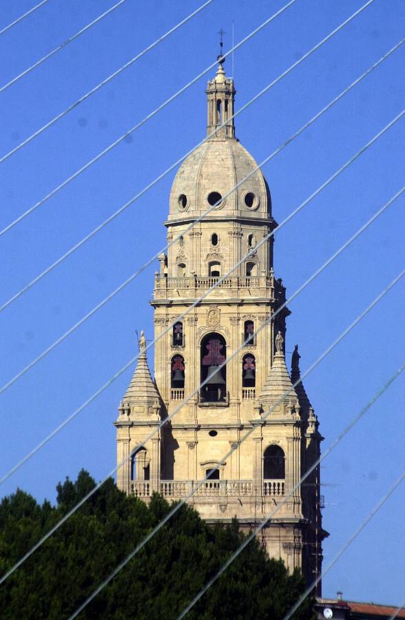 Vista del último cuerpo, campanario y cierre de la Torre de la Catedral (s. XVI-XVIII).