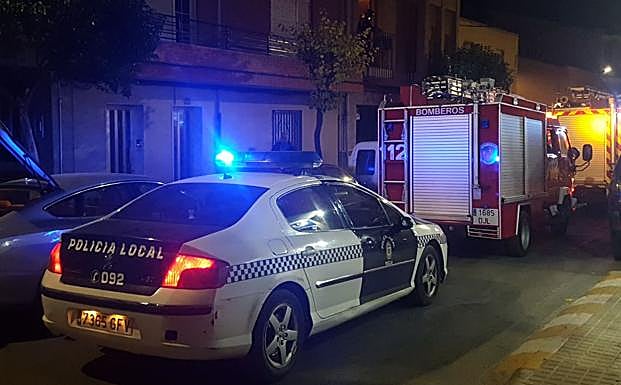 Efectivos de bomberos y Policía Local, en la vivienda.
