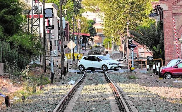 Trazado del ferrocarril a su paso por la ciudad.