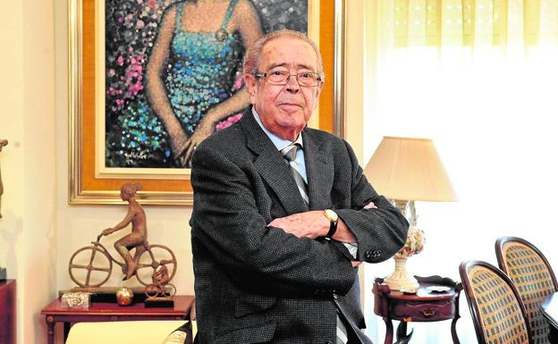 Clemente García posa para 'La Verdad' en su domicilio de Murcia. 