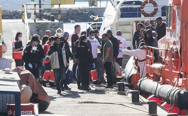 Inmigrantes recibidos en el puerto de Cartagena, el 17 de noviembre. 