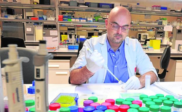 Andrés Jerez, en los laboratorios del IMIB del Centro Regional de Hemodonación-Servicio de Oncohematología del Morales.