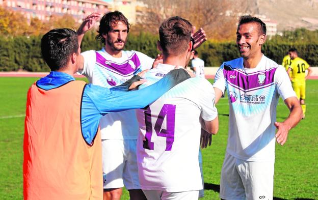 Titi (14) es felicitado por sus compañeros tras anotar el 2-0 en el minuto 89, ayer.