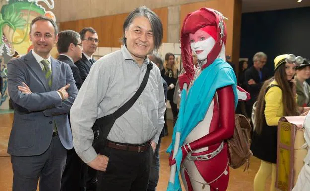Galería. El director de la serie 'Shin Chan' junto a una 'cosplayer'.