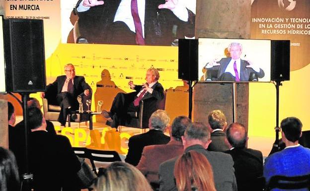 El público atiende al coloquio entre José María Pozuelo Yvancos y César Antonio Molina.