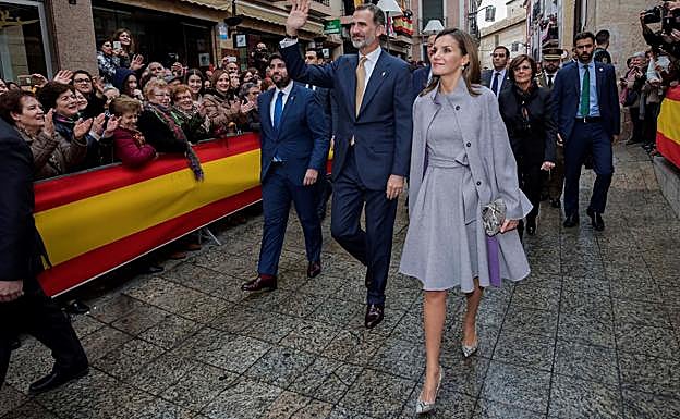 Los Reyes, acompañados por el presidente de la Comunidad de Murcia Fernando López Miras (i), saludan a los vecinos de Caravaca 