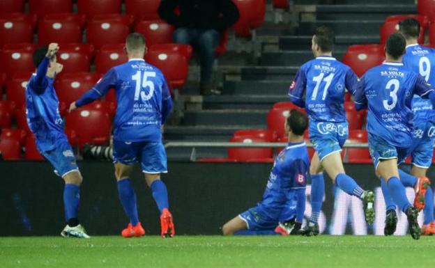 Los futbolistas del Formentera celebran el tanto de Álvaro. 