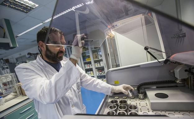 Un trabajador de los laboratorios generales del centro de I+D de la UPCT.