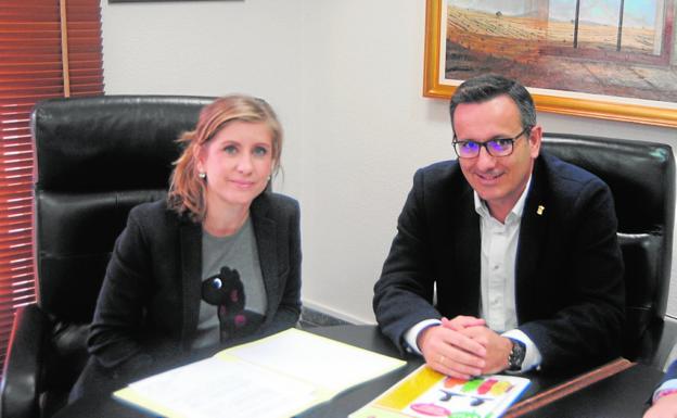 La alcaldesa, Esther Clavero, con el secretario general del PSOE, Diego Conesa, ayer.